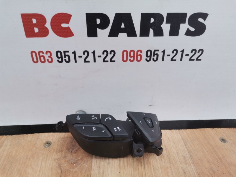 Кнопки на руль правые Ford Fusion 2012-2020 DG9T-9E740-DB Б/У