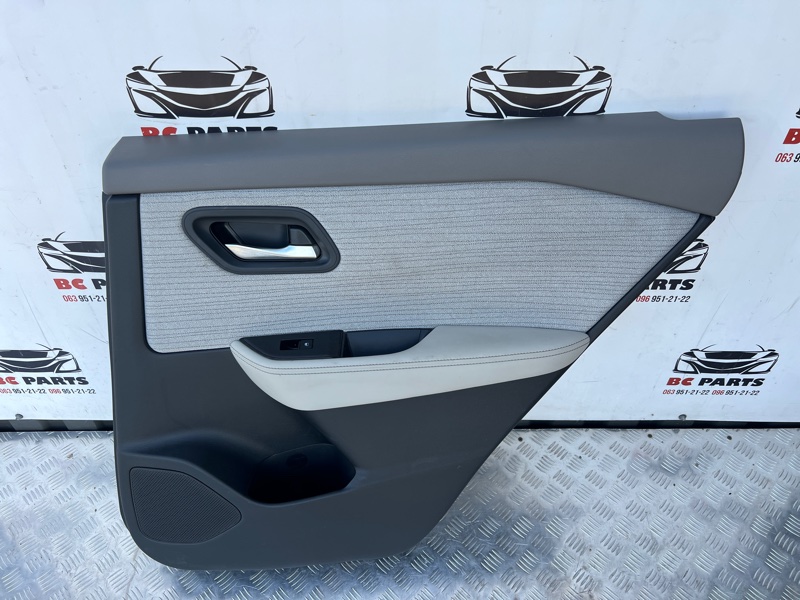 Обшивка боковой двери задняя правая Rogue 2021 T33 2.5