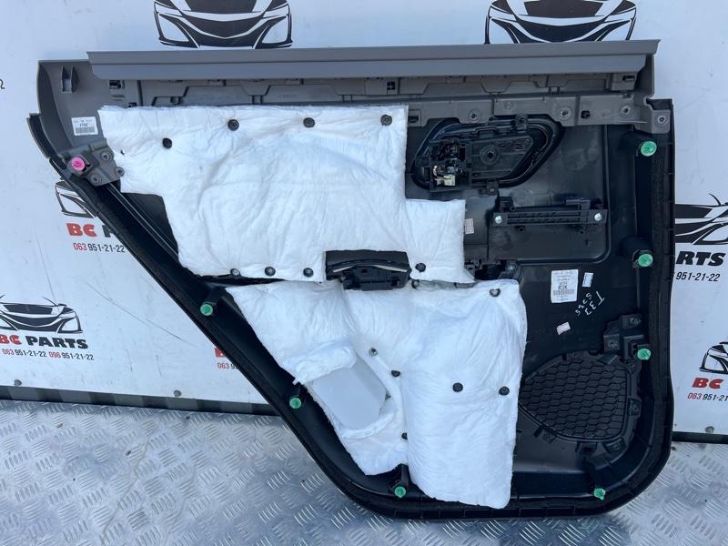 Обшивка боковой двери задняя правая Rogue 2021 T33 2.5