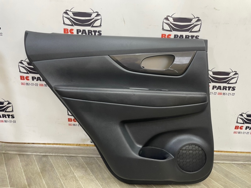 Обшивка боковой двери задняя левая Nissan Rogue 2019 T32 QR25 2.5 829015HK0A Б/У
