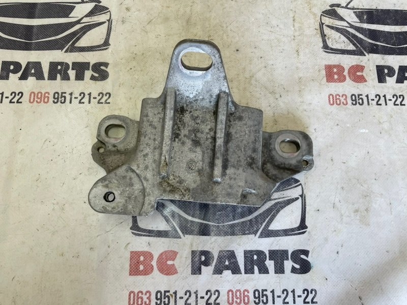 Кронштейн подушки двигателя левый Mazda 3 2021 2.5 BDTV3907ZB Б/У
