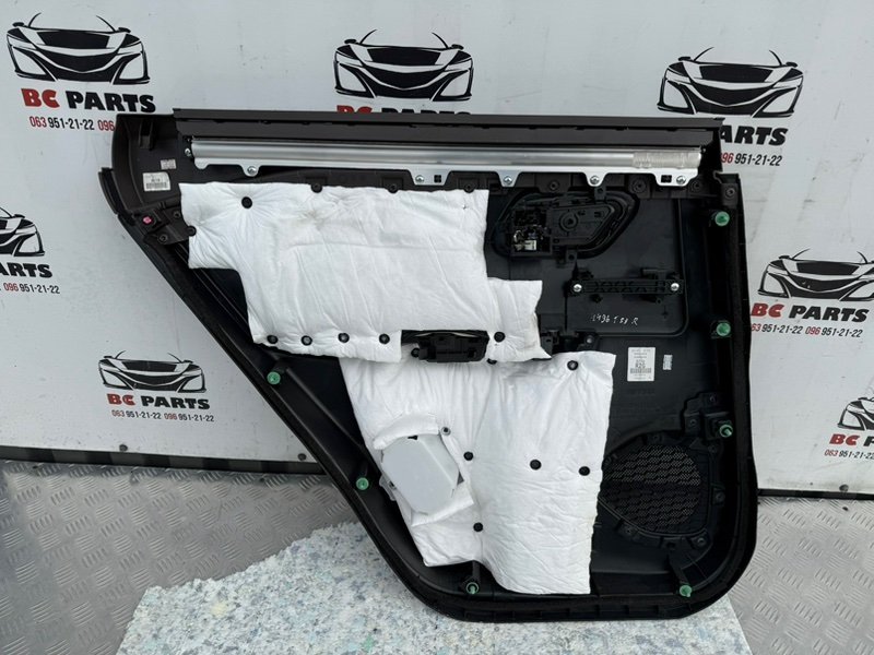 Обшивка боковой двери задняя правая Rogue 2021 T33 2.5