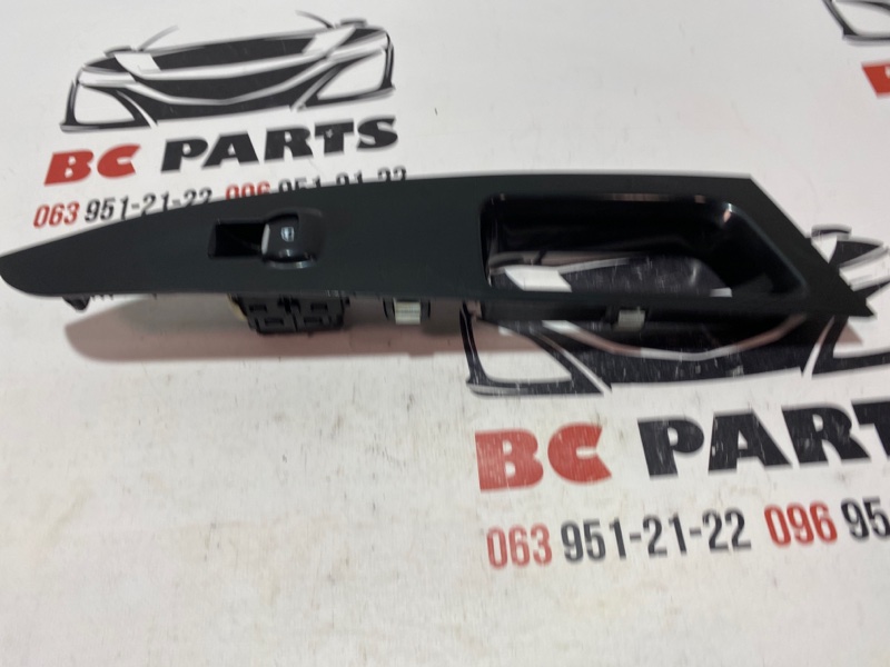 Накладка кнопок стеклоподъемника задняя правая Ford Fusion 2012-2020 DS73-14A567-B Б/У