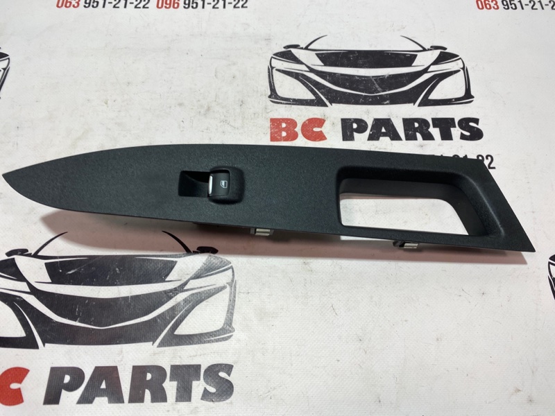 Накладка кнопок стеклоподъемника передняя правая Ford Fusion 2012-2020 DS73-14A563-A Б/У