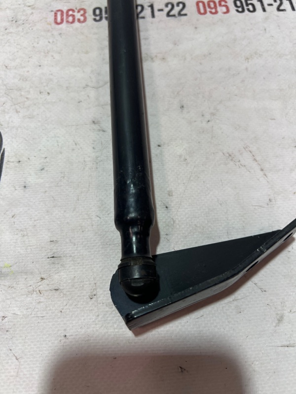 Амортизатор крышки багажника задний левый Nissan Rogue T32 QR25 2.5