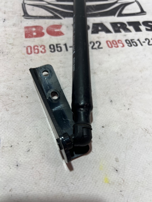 Амортизатор крышки багажника задний левый Rogue 2013-2020 T32 QR25 2.5