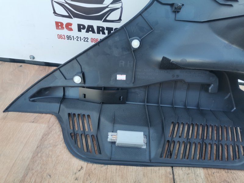 Накладка в салоне задняя правая Rogue Sport 2017-2021 J11 MR 20