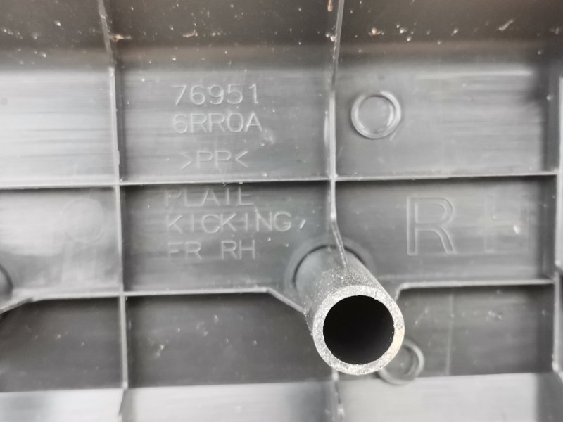 Накладка на порог салона передняя правая Rogue 2020 T33 2.5