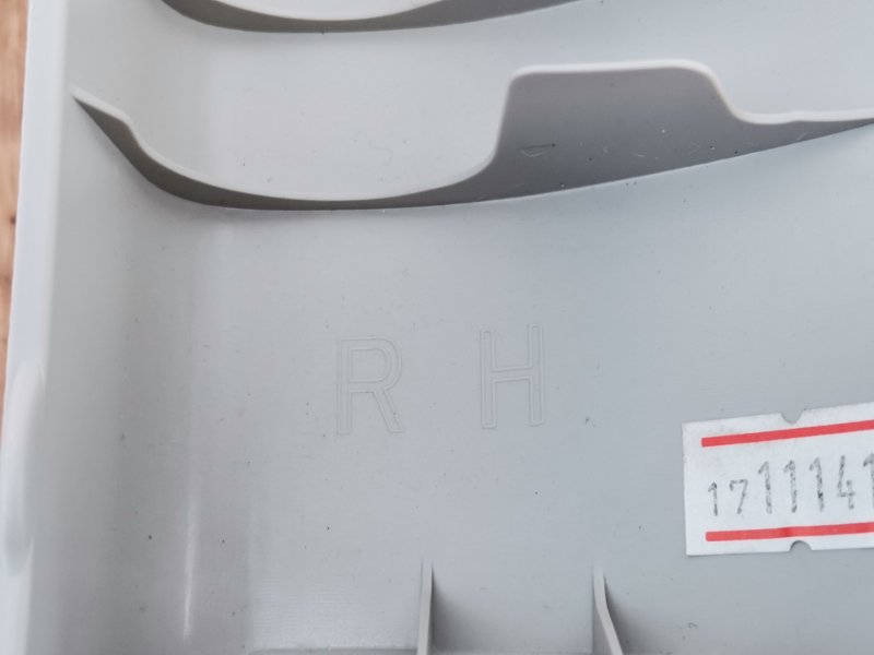 Накладка передней стойки передняя правая Rogue Sport 2013-2020 J11