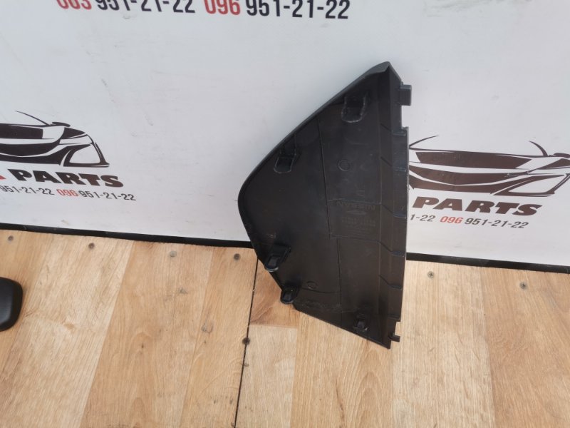 Накладка в салоне правая Nissan Rogue T33 2.5