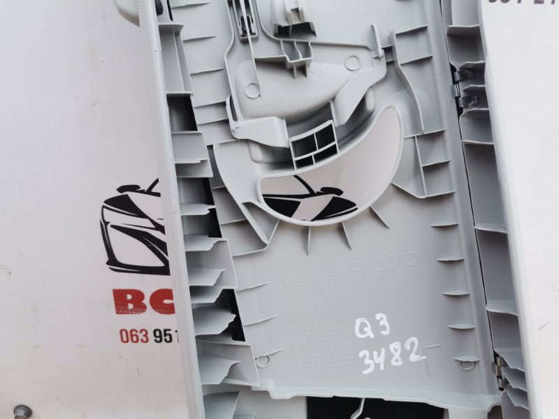 Накладка центральной стойки правая Q3 2020 83A