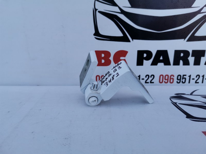 Петля двери передняя левая Audi Q3 83A
