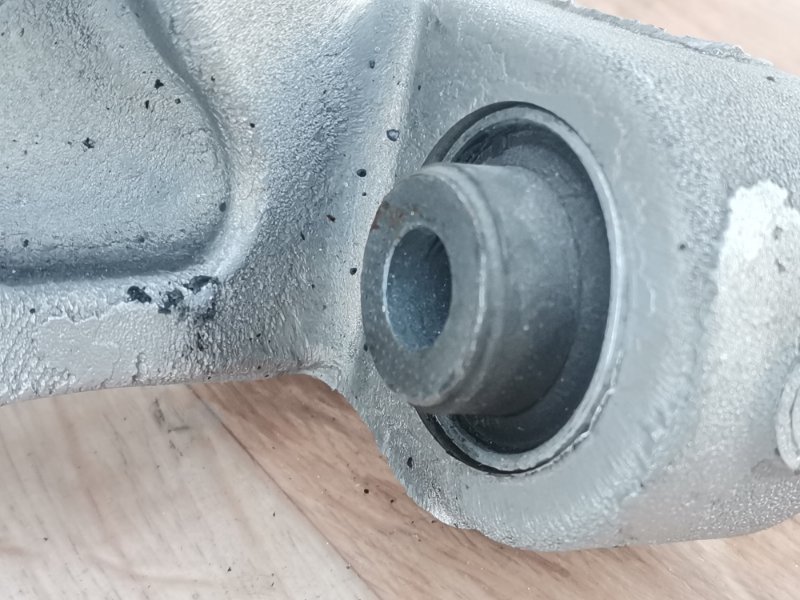 Цапфа задняя правая Nissan Rogue T33 2.5