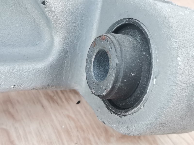 Цапфа задняя правая Nissan Rogue T33 2.5