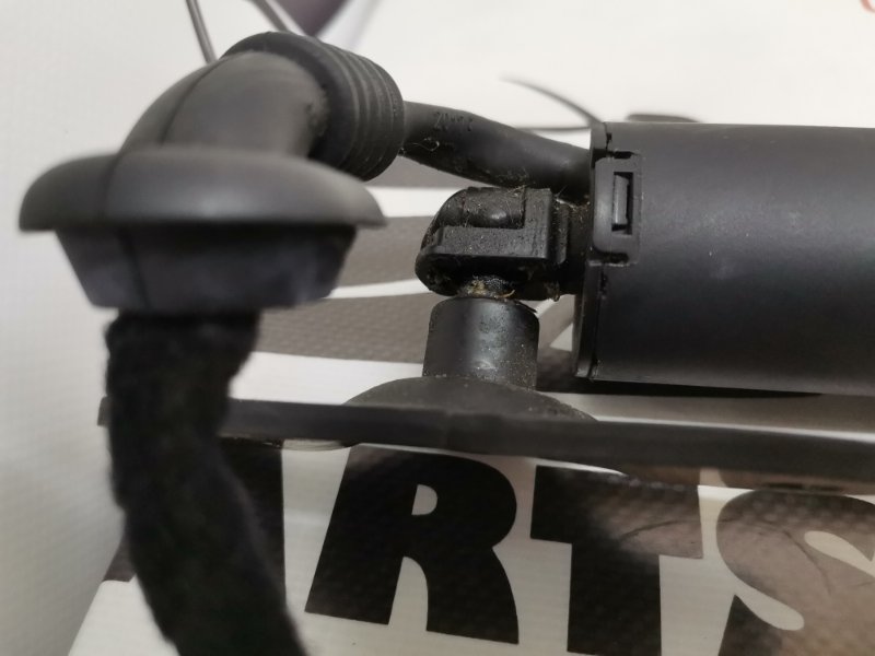 Амортизатор крышки багажника задний Q3 2019-2023 83A