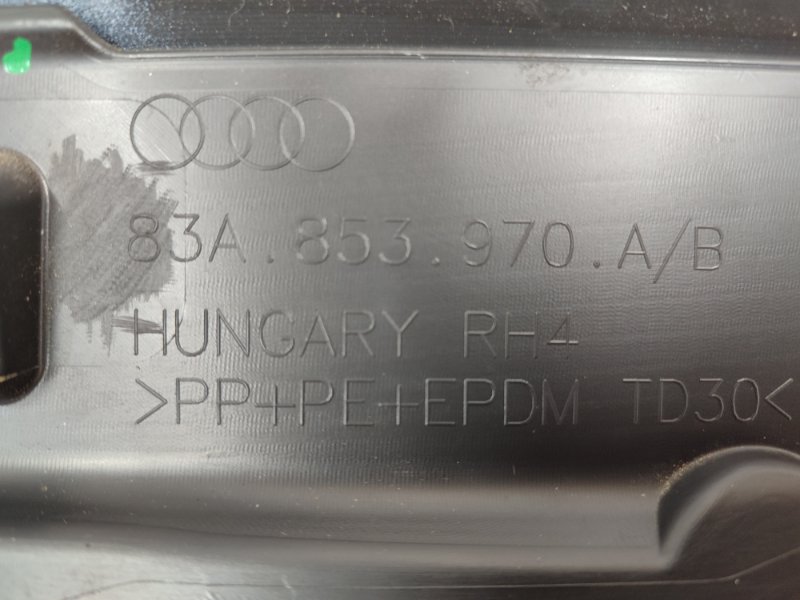 Накладка двери задняя правая Q3 2019-2023 83A 2.0