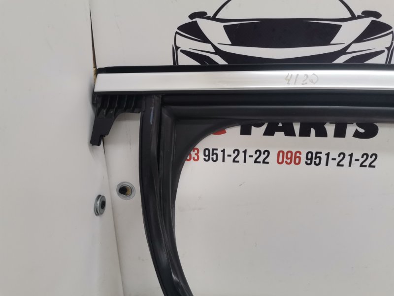 Уплотнитель стекла двери задний левый Q5 2021