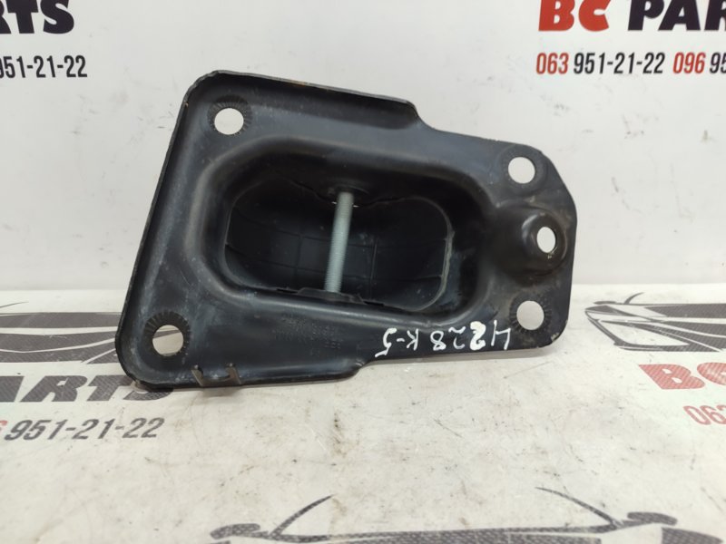 Кронштейн задний правый Audi A3 2012-2020 2.0 1K0505130L контрактная