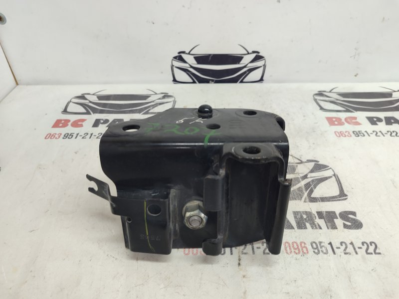 Кронштейн задний левый Nissan Sentra B17 1.8