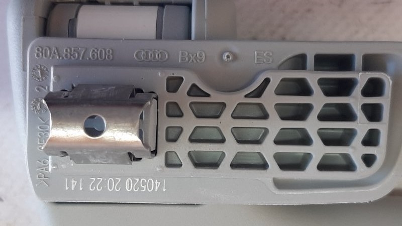 Ручка потолка задняя правая Audi Q3 83A