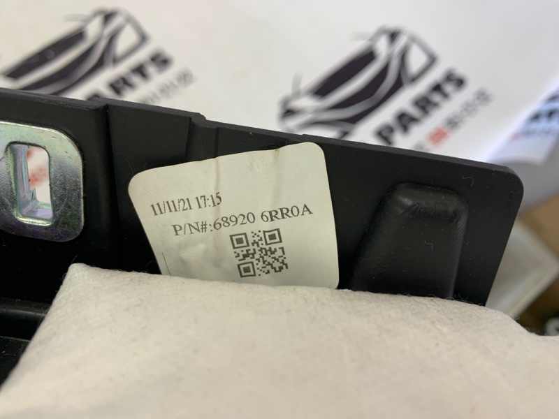 Накладка торпедо передняя правая Rogue 2021 T33 2.5