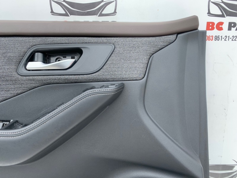 Обшивка боковой двери передняя левая Nissan Rogue T33 2.5