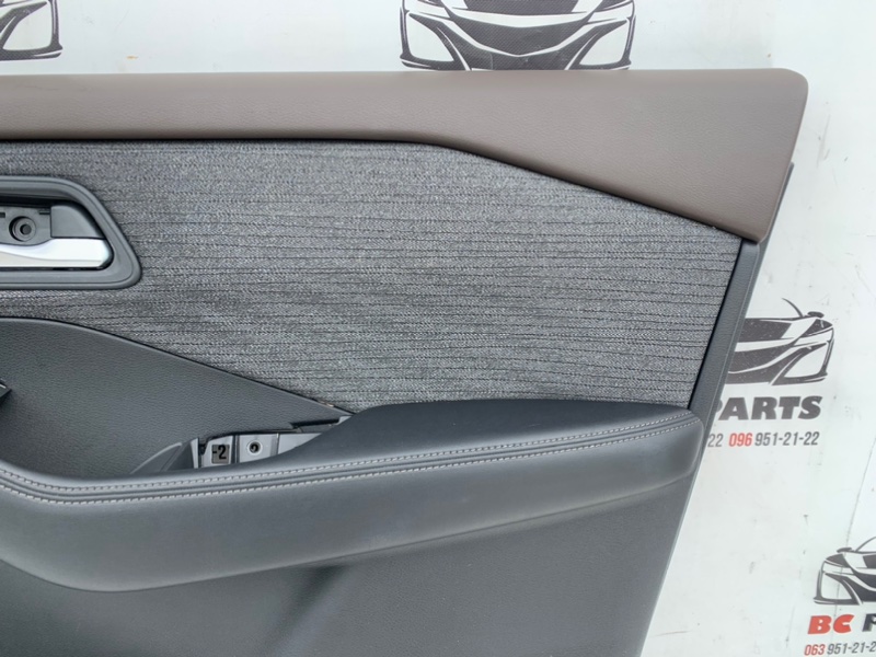 Обшивка боковой двери передняя правая Nissan Rogue T33 2.5