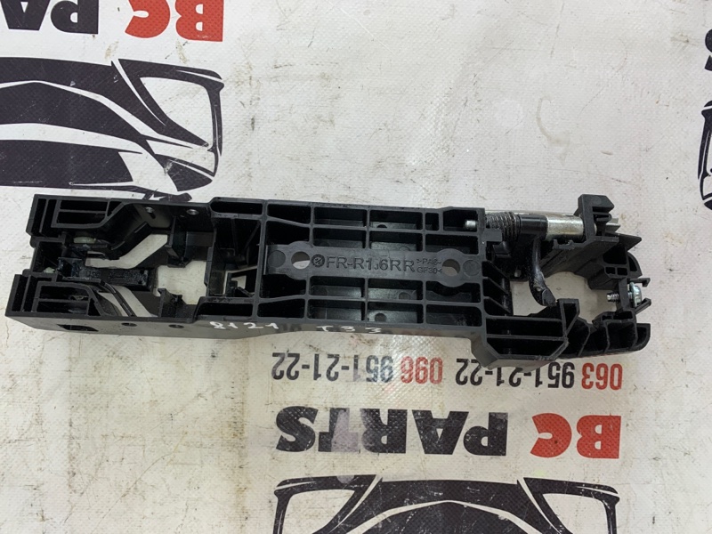 Кронштейн ручки двери передний правый Rogue 2021 T33 2.5