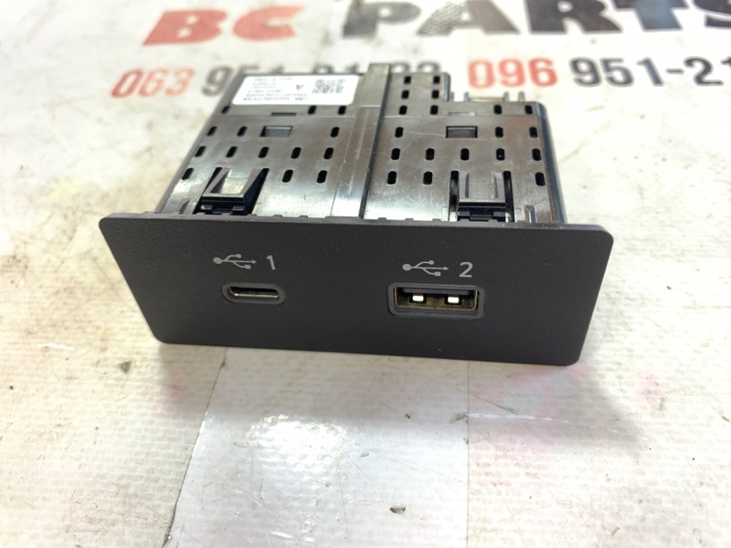 USB разъем передний Rogue 2023 T33 1.5