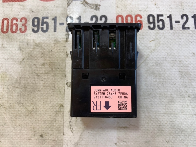USB разъем передний Nissan Rogue T32 QR25 2.5