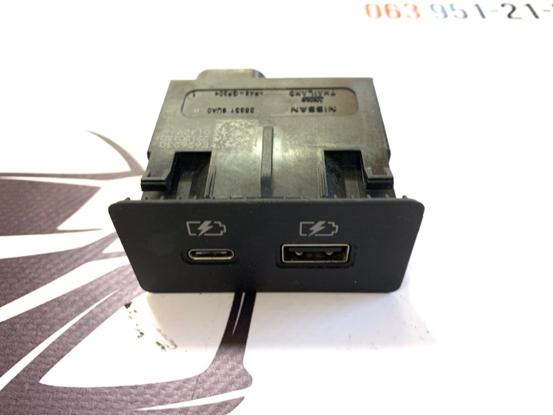 USB разъем задний Nissan Rogue T33 1.5