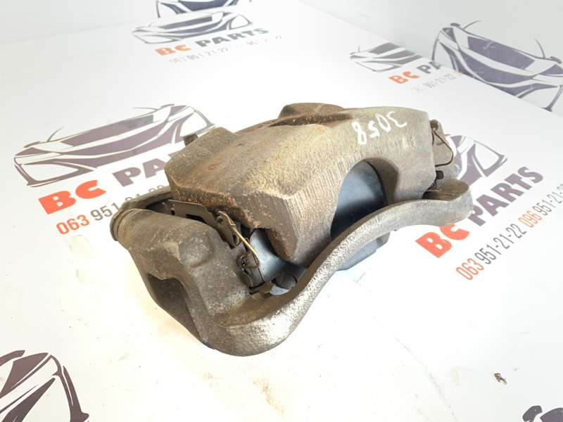 Суппорт тормозной передний правый Nissan Rogue T32 2.5