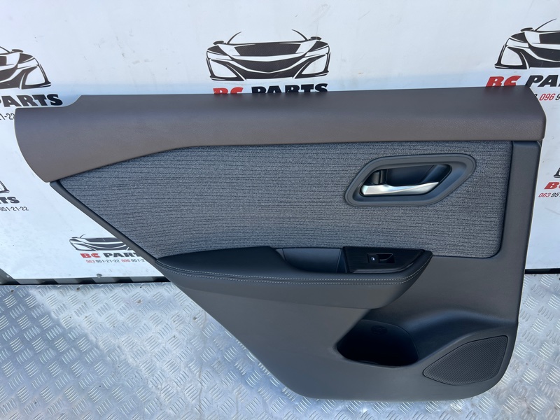 Обшивка боковой двери задняя левая Nissan Rogue T33 2.5