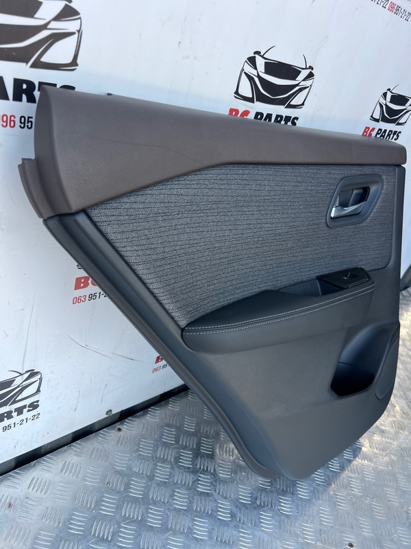 Обшивка боковой двери задняя левая Rogue 2021 T33 2.5