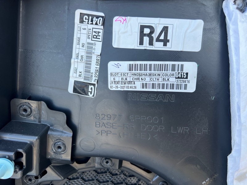 Обшивка боковой двери задняя левая Rogue 2021 T33 2.5