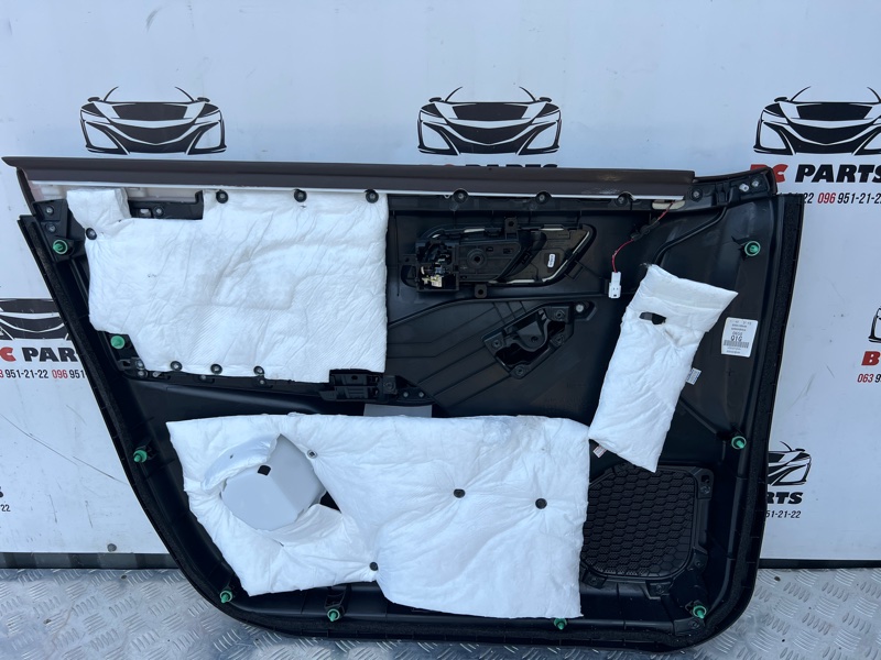 Обшивка боковой двери передняя правая Rogue 2021 T33 2.5