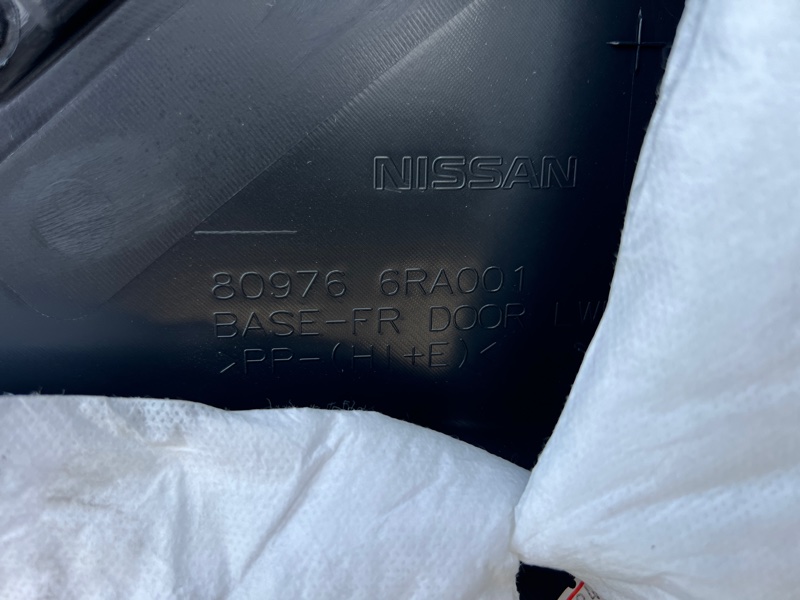 Обшивка боковой двери передняя правая Rogue 2021 T33 2.5