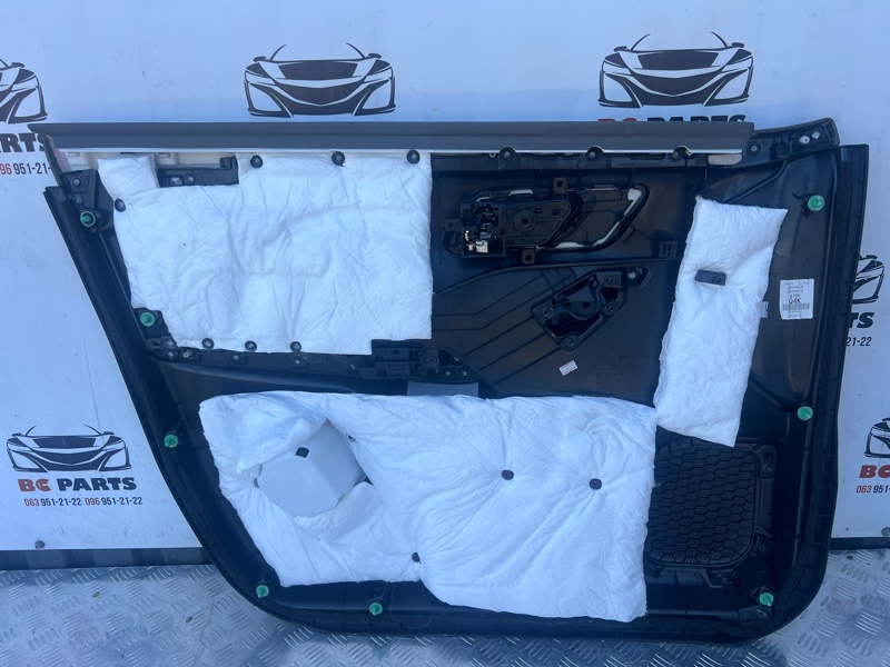 Обшивка боковой двери передняя правая Rogue 2021 T33 2.5