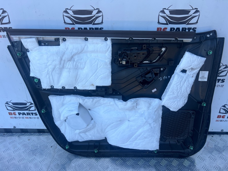 Обшивка боковой двери передняя правая Rogue 2021 T33 2.5