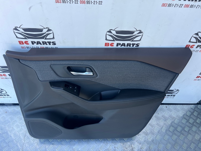 Обшивка боковой двери передняя правая Nissan Rogue T33 2.5