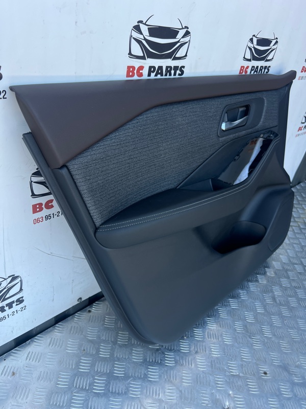Обшивка боковой двери передняя левая Nissan Rogue T33 2.5