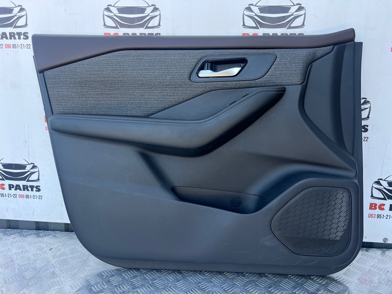 Обшивка боковой двери передняя левая Nissan Rogue T33 2.5