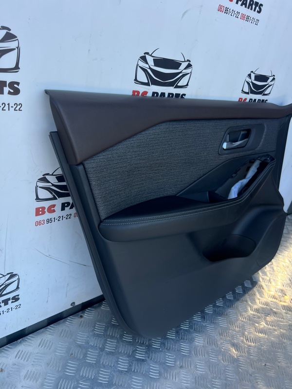 Обшивка боковой двери передняя левая Rogue 2021 T33 2.5