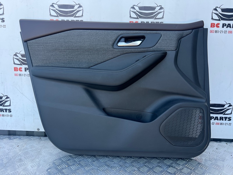 Обшивка боковой двери передняя левая Nissan Rogue T33 2.5