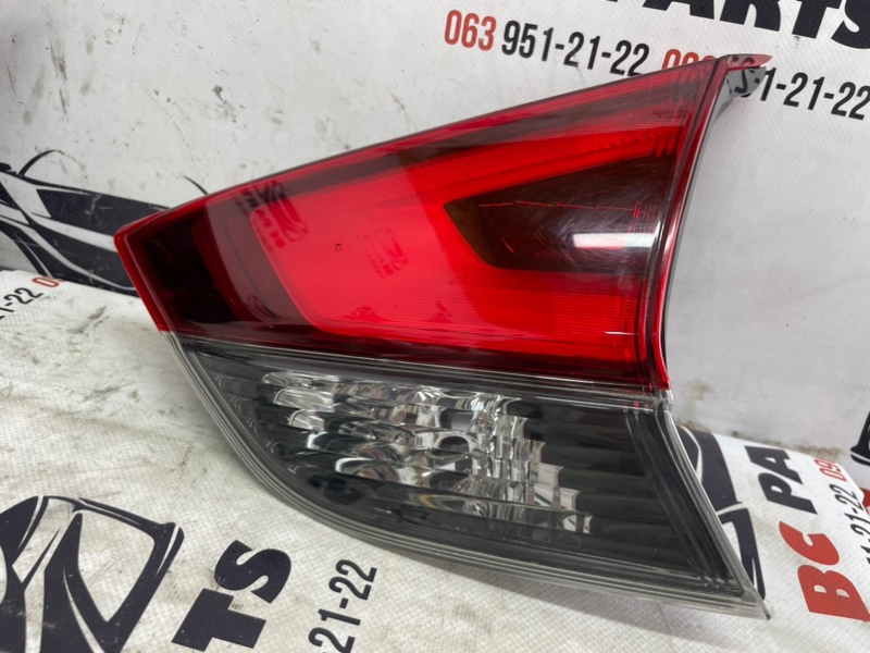 Фонарь задний внутренний правый Nissan Rogue 2016-2020 2.5 Б/У