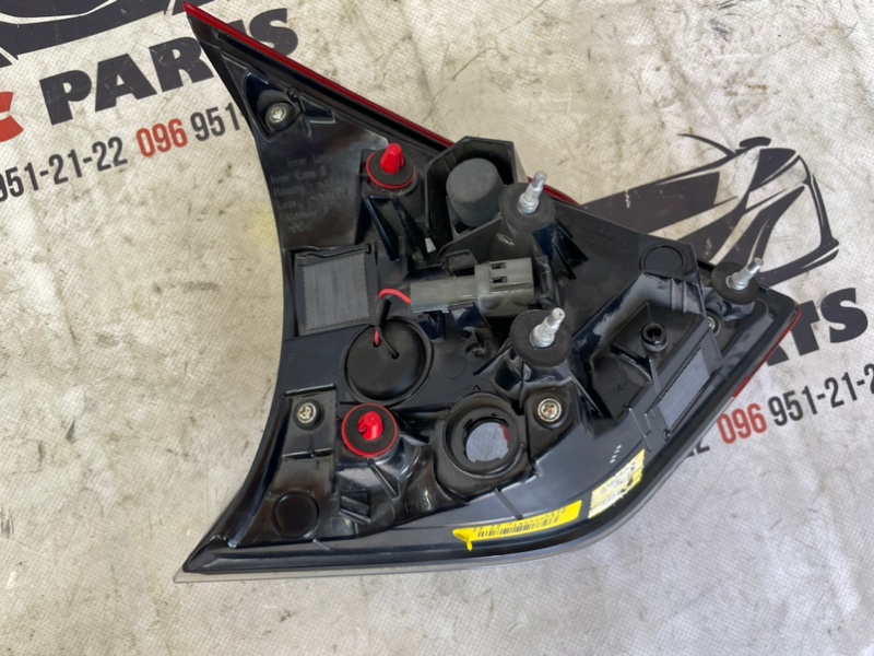 Фонарь задний внутренний задний правый Rogue 2016-2020 T32 2.5
