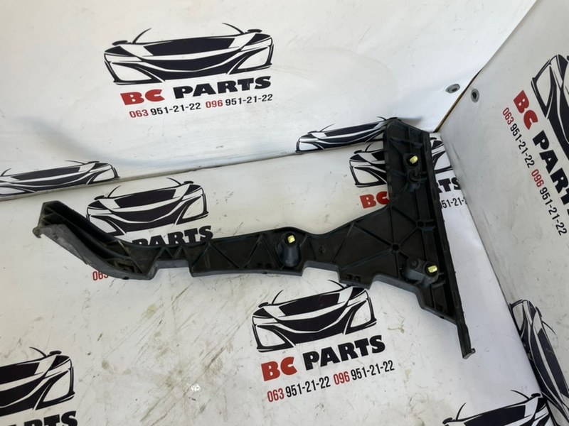 Запчасть крепление бампера заднее правое Audi Q5 2016 3.0 8R0807453 Б/У Крепление бампера заднее правое Audi Q5 2016 3.0 8R0807453 Б/У