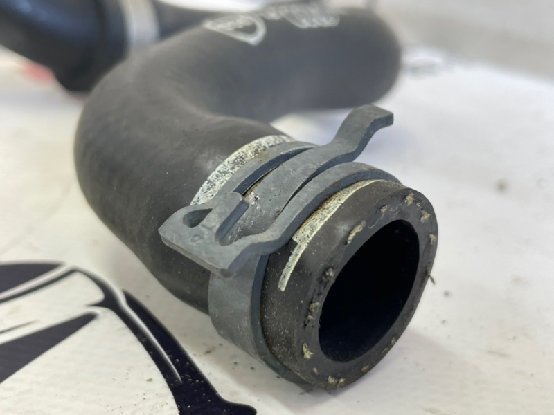 Патрубок системы охлаждения Audi Q5 3.0