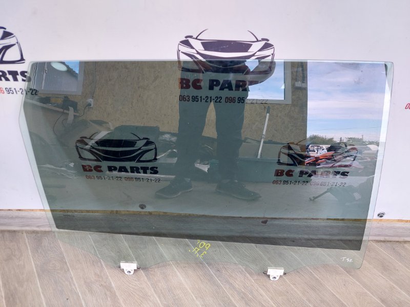 Стекло двери заднее правое Nissan Rogue 2013-2020 T32 2.5 82300-7FR0B Б/У