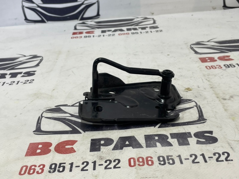 Петля замка капота Audi Q5 2019 2.0 80A823185C Б/У